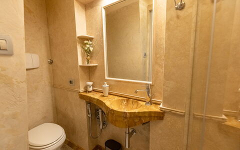 Charming Apartment Cartoni - Città Della Pieve, Um: Spiegel, Zapfhahn, Armatur, Bad Sink, Sinken, Pflanze, Gebäude, Badezimmer, Fussboden, Installation