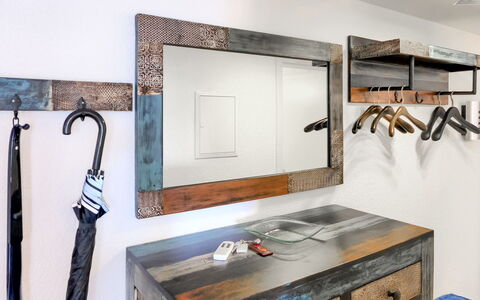 Orya: Cabinetry, Eigentum, Gebäude, Holz, Countertop, Interior Design, Küche, Fussboden, Flooring
