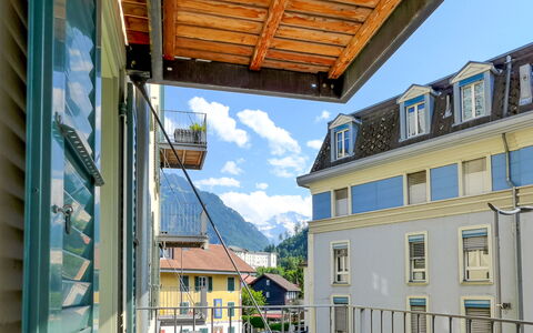 Orya: Himmel, Daytime, Gebäude, Fenster, Holz, Urban Design, Wolke, Wohngebiet, Dach