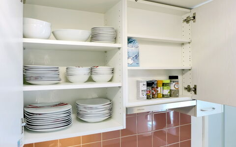 Orya: Regal, Eigentum, Regale, Dishware, Interior Design, Wand, Geschirr, Servierware, Cabinetry, Porzellan