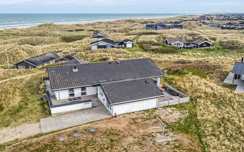 Hilmer - 180M from the Sea: Haus, Zuhause, Tür, Dach, Hütte, Estate, Garten, Schatten, Abstellgleis, Garten