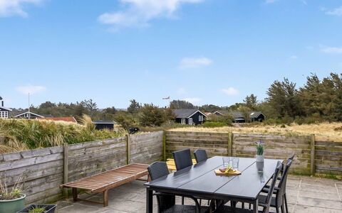 Hilmer - 180M from the Sea: Haus, Zuhause, Tür, Dach, Hütte, Estate, Garten, Schatten, Abstellgleis, Garten