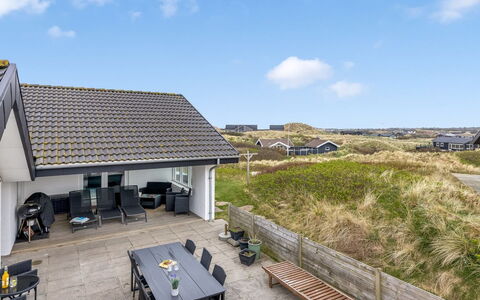 Hilmer - 180M from the Sea: Haus, Zuhause, Tür, Dach, Hütte, Estate, Garten, Schatten, Abstellgleis, Garten