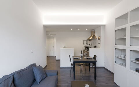 Pratolina: Couch, Möbel, Tabelle, Holz, Interior Design, Komfort, Gebäude, Regal, Flooring, Fussboden