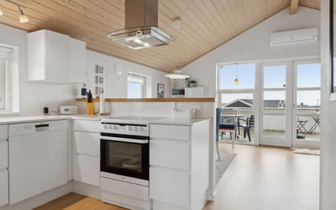 Yvette - 150M from the Sea: Flooring, Holz, Küche, Countertop, Decke, Fussboden, Interior Design, Cabinetry, Küchengerät, Holzboden