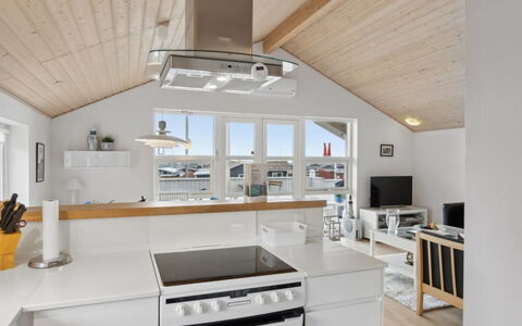 Yvette - 150M from the Sea: Holz, Decke, Küche, Flooring, Interior Design, Countertop, Light Fixture, Möbel, Fussboden, Beleuchtung