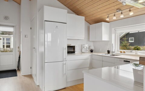 Yvette - 150M from the Sea: Küche, Küchengerät, Countertop, Flooring, Interior Design, Major Appliance, Holz, Cabinetry, Decke, Fussboden