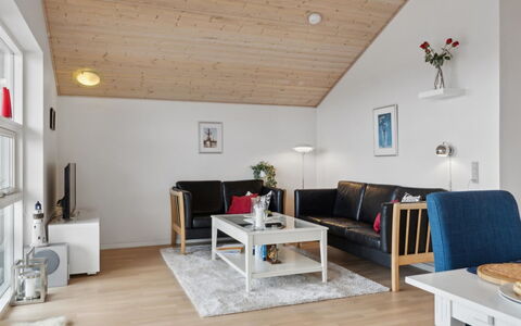 Yvette - 150M from the Sea: Möbel, Interior Design, Flooring, Holz, Couch, Decke, Wohnzimmer, Zimmer, Fussboden, Tabelle