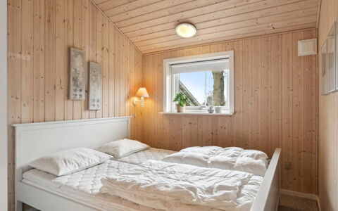 Yvette - 150M from the Sea: Schlafzimmer, Bett, Holz, Interior Design, Decke, Fussboden, Bettdecke, Bedding, Flooring, Bettrahmen