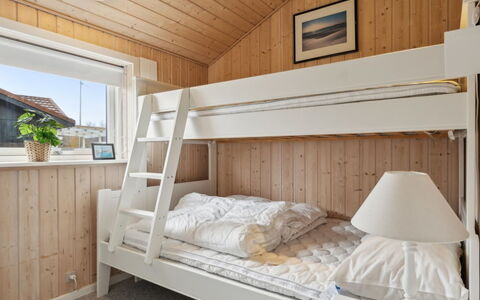 Yvette - 150M from the Sea: Holz, Schlafzimmer, Bett, Interior Design, Decke, Fussboden, Möbel, Flooring, Zuhause, Bettrahmen