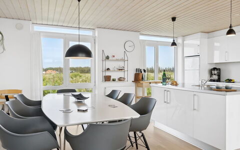 Thyra - 700M from the Sea: Möbel, Interior Design, Flooring, Stuhl, Light Fixture, Küche, Fussboden, Küche & Esszimmer Tisch, Decke, Holz