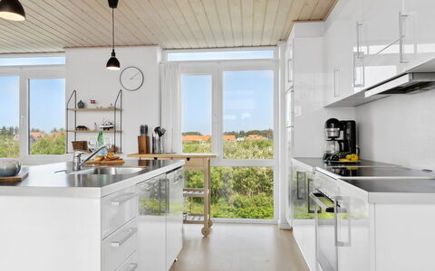 Thyra - 700M from the Sea: Küche, Countertop, Küchengerät, Flooring, Holz, Möbel, Major Appliance, Interior Design, Cabinetry, Fussboden