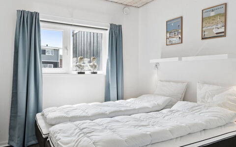 Thyra - 700M from the Sea: Schlafzimmer, Bett, Möbel, Bettdecke, Interior Design, Bedding, Fussboden, Linens, Flooring, Bettrahmen