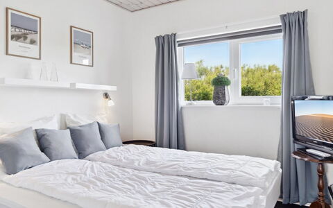 Thyra - 700M from the Sea: Bett, Schlafzimmer, Bedding, Bettdecke, Möbel, Interior Design, Dekokissen, Linens, Zuhause, Bettrahmen