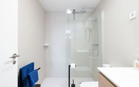 Sunrise Tower: Badezimmer, Interior Design, Wand, Flooring, Armatur, Fussboden, Bad Sink, Badezimmerschrank, Sinken, Zapfhahn