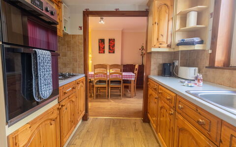 Beech: Cabinetry, Countertop, Eigentum, Spüle, Möbel, Sinken, Küche, Holz, Beleuchtung, Schublade