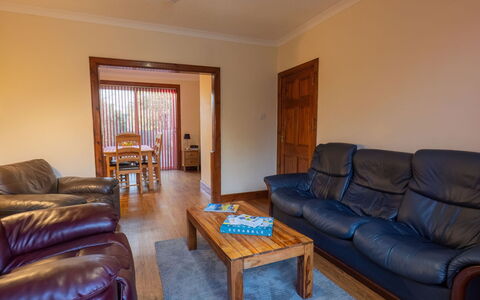 Beech: Tabelle, Möbel, Couch, Eigentum, Komfort, Gebäude, Wohnzimmer, Holz, Interior Design, Flooring