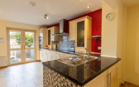 Ardness Place: Cabinetry, Countertop, Eigentum, Möbel, Fenster, Holz, Küche, Interior Design, Beleuchtung, Schublade