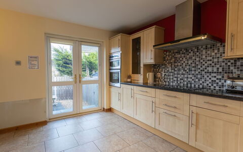 Ardness Place: Cabinetry, Eigentum, Countertop, Zapfhahn, Holz, Beleuchtung, Interior Design, Gebäude, Schublade, Flooring