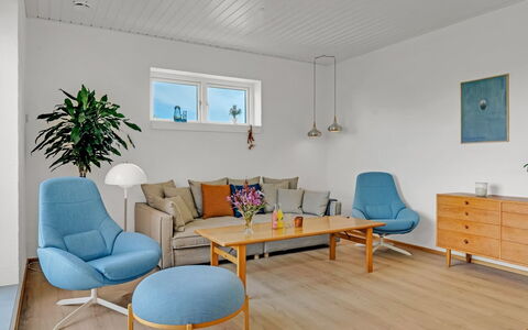 Yakari - 1Km from the Sea: Möbel, Interior Design, Flooring, Fussboden, Holzboden, Couch, Holz, Wohnzimmer, Tabelle, Stuhl