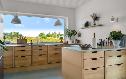 Yakari - 1Km from the Sea: Holz, Cabinetry, Küche, Möbel, Flooring, Countertop, Schublade, Fussboden, Küchengerät, Schrank