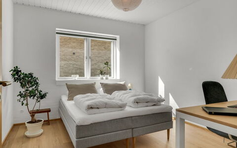 Yakari - 1Km from the Sea: Holz, Interior Design, Decke, Flooring, Fussboden, Schlafzimmer, Bett, Zimmer, Möbel, Wohnung