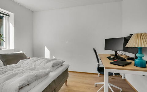 Yakari - 1Km from the Sea: Interior Design, Holz, Schlafzimmer, Flooring, Fussboden, Decke, Bett, Möbel, Zimmer, Bettrahmen