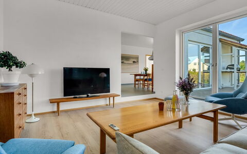 Yakari - 1Km from the Sea: Flooring, Interior Design, Fussboden, Holz, Möbel, Holzboden, Decke, Zuhause, Beleuchtung, Wohnzimmer