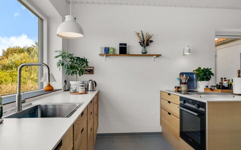 Yakari - 1Km from the Sea: Countertop, Küche, Holz, Möbel, Cabinetry, Flooring, Armatur, Sinken, Zapfhahn, Küchengerät