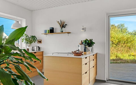 Yakari - 1Km from the Sea: Holz, Flooring, Möbel, Fussboden, Holzboden, Cabinetry, Countertop, Blumentopf, Holzbeize, Küche