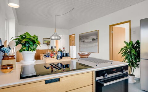 Yakari - 1Km from the Sea: Küche, Countertop, Interior Design, Möbel, Küchengerät, Holz, Decke, Haushaltsgerät, Cabinetry, Flooring