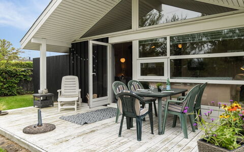 Akseline - 300M from the Sea: Holz, Zuhause, Veranda, Deck, Hartholz, Dach, Holzbeize, Holzboden, Eco Hotel