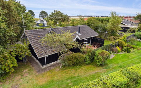 Akseline - 300M from the Sea: Dach, Zuhause, Hütte, Estate, Gartenmöbel, Garten, Tisch Im Freien, Hof, Hinterhof, Villa