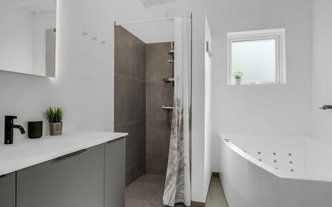 Florida - from the Sea: Wand, Flooring, Interior Design, Armatur, Fussboden, Badezimmer, Badewanne, Decke, Installation, Zuhause