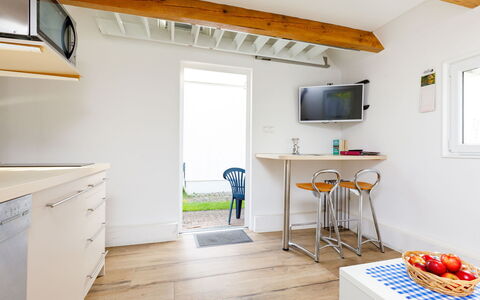 Hexenhäuschen: Cabinetry, Eigentum, Möbel, Holz, Tabelle, Interior Design, Beleuchtung, Flooring, Küche