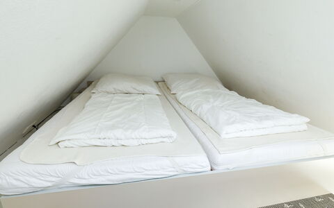 Hexenhäuschen: Möbel, Komfort, Kissen, Holz, Schatten, Rechteck, Bett, Bettrahmen, Flooring, Gebäude