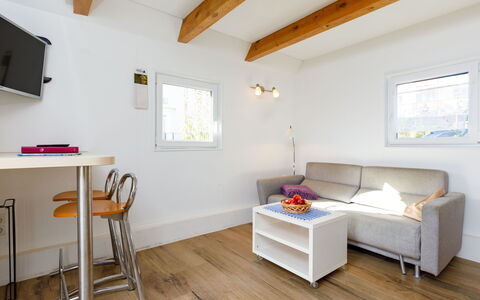 Hexenhäuschen: Möbel, Tabelle, Fenster, Couch, Gebäude, Holz, Bilderrahmen, Beleuchtung, Interior Design, Fussboden