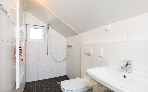 Hexenhäuschen: Armatur, Sinken, Zapfhahn, Gebäude, Bad Sink, Badezimmer, Interior Design, Lila, Die Architektur