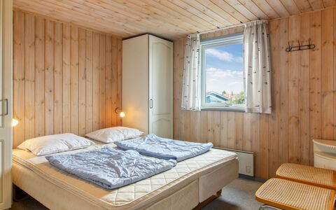 Dorit - 100M from the Sea: Decke, Flooring, Interior Design, Fussboden, Verbundwerkstoff, Möbel, Resort, Hotel, Design, Daylighting