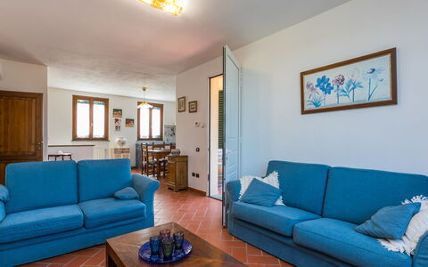 Villa della Duna: Couch, Tabelle, Möbel, Eigentum, Bilderrahmen, Blau, Azurblau, Interior Design, Studio Couch, Wohnzimmer