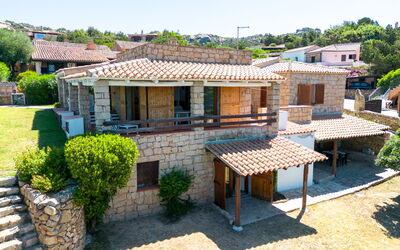 Baia Sardinia 700: Pflanze, Gebäude, Himmel, Eigentum, Fenster, Baum, Haus, Grundstueck, Holz, Wohngebiet