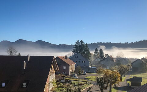 Grand-Rue 143: Himmel, Wolke, Berg, Gebäude, Pflanze, Hochland, Natürliche Landschaft, Haus, Baum, Atmosphärisches Phänomen