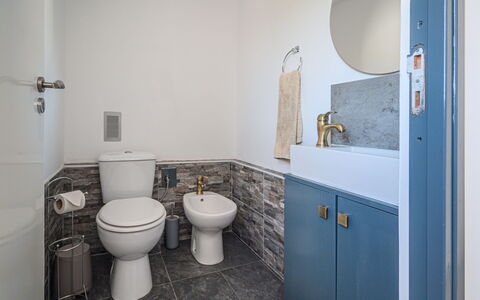 Douro View: Armatur, Sinken, Lila, Cabinetry, Badezimmer, Interior Design, Fussboden, Spiegel, Badezimmerschrank