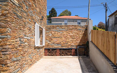 Douro View: Himmel, Eigentum, Strassenbelag, Holz, Gebäude, Treppe, Backstein, Fenster, Flooring, Baum