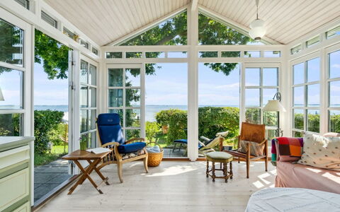 Snari - 10M from the Sea: Flooring, Wand, Fussboden, Interior Design, Holz, Decke, Holzboden, Beleuchtung, Möbel, Laminatboden