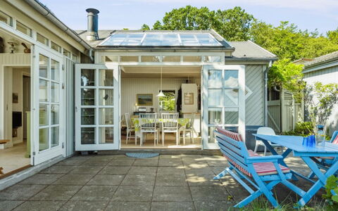 Snari - 10M from the Sea: Flooring, Wand, Fussboden, Interior Design, Holz, Decke, Holzboden, Beleuchtung, Möbel, Laminatboden