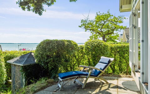 Snari - 10M from the Sea: Flooring, Wand, Fussboden, Interior Design, Holz, Decke, Holzboden, Beleuchtung, Möbel, Laminatboden