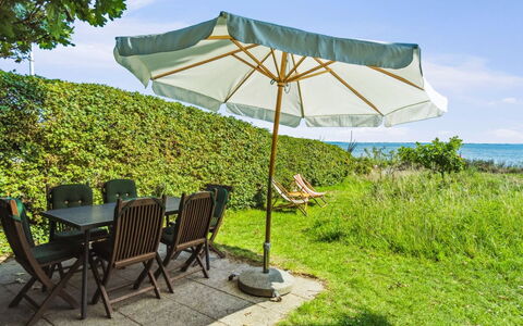 Snari - 10M from the Sea: Flooring, Wand, Fussboden, Interior Design, Holz, Decke, Holzboden, Beleuchtung, Möbel, Laminatboden