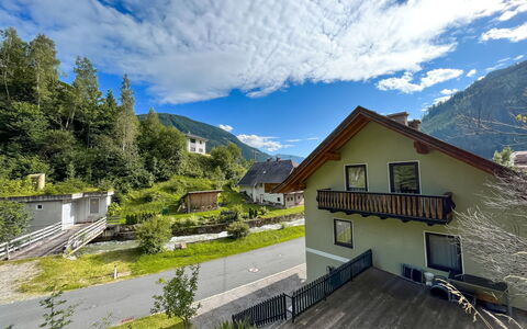 Haus Hilda: Wolke, Himmel, Gebäude, Pflanze, Eigentum, Fenster, Berg, Haus, Steigung, Baum