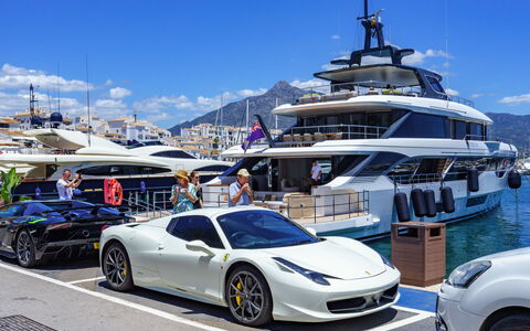 Puerto Banus First Line: Himmel, Gebäude, Möbel, Daytime, Eigentum, Stuhl, Licht, Tabelle, Natur, Schatten